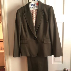 Beautiful Tahari Pant Suit (12P)